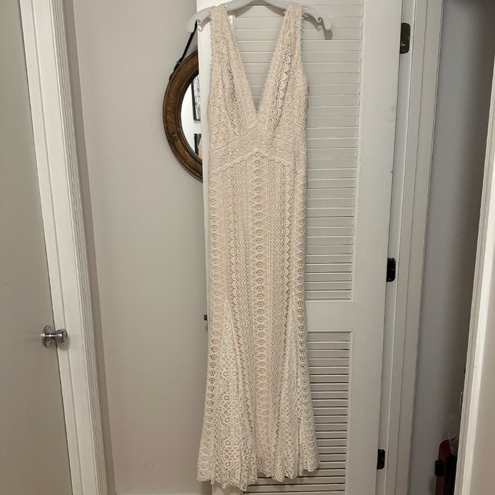 Tadashi Shoji Ivory/Cream Lace V-Neck Wedding Dress